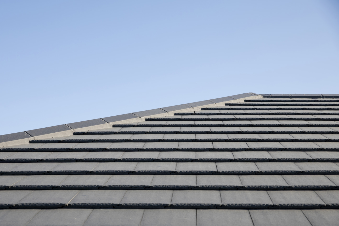 Beechwood Homes, Queenslander Hamptons. Cambridge roof tiles in Soho Night.